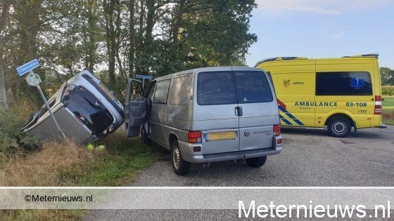 Auto over de kop na botsing tegen busje in Peize. Auto over de kop na botsing tegen busje in Peize.