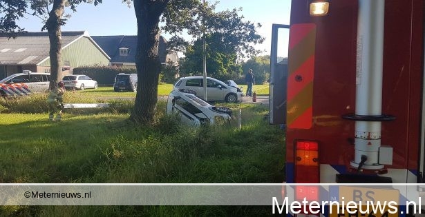 Gewonde na aanrijding auto’s in de Vinkenbuurt. Gewonde na aanrijding auto’s in de Vinkenbuurt.