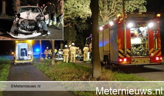 Twee gewonden na frontale aanrijding tegen boom bij De Wijk. Twee gewonden na frontale aanrijding tegen boom bij De Wijk.