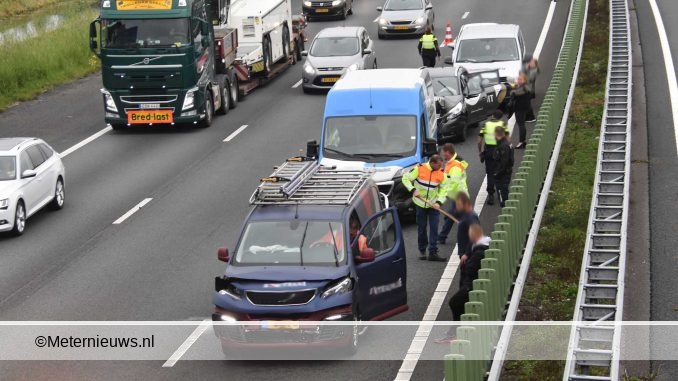ZEVEN AUTO'S OP ELKAAR OP A28 BIJ ROUVEEN