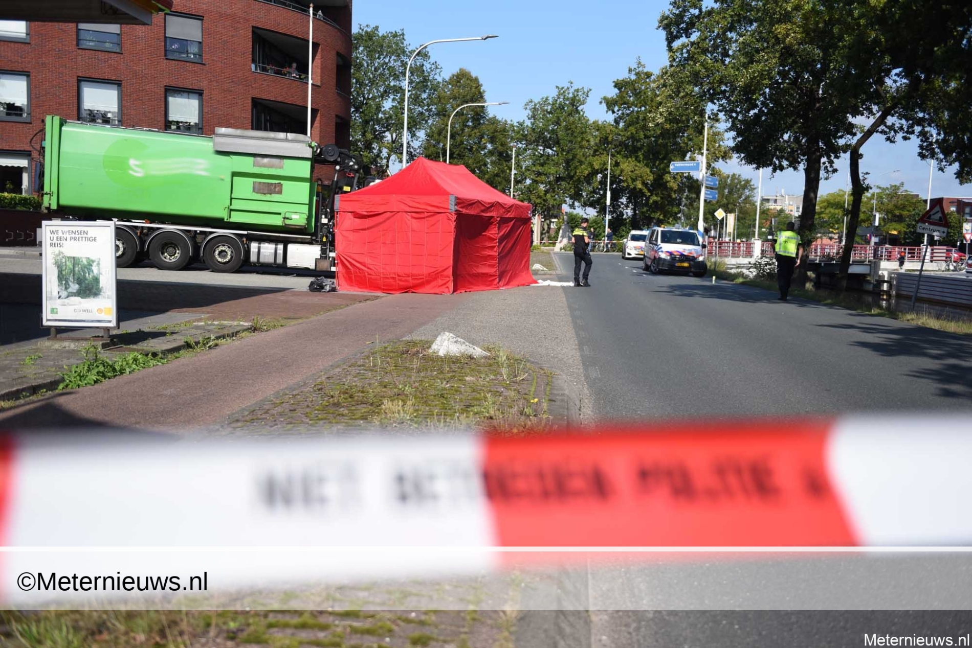 Voetganger aangereden door vrachtwagen en overleden in Musselkanaal. Voetganger aangereden door vrachtwagen en overleden in Musselkanaal.