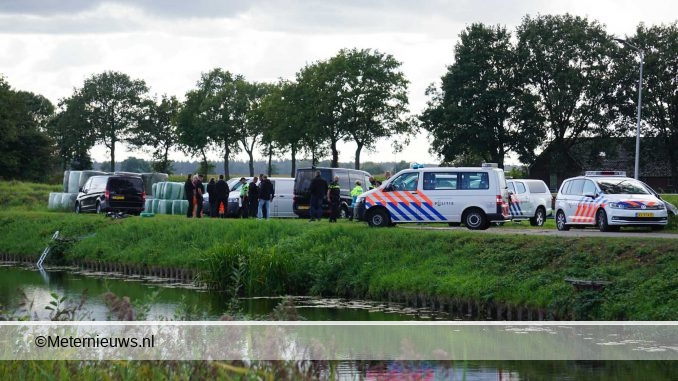 slachtoffer in auto in Ommerkanaal gevonden2