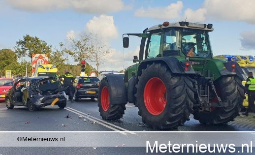 Twee gewonden na botsing tussen tractor en auto in Smilde. Twee gewonden na botsing tussen tractor en auto in Smilde.
