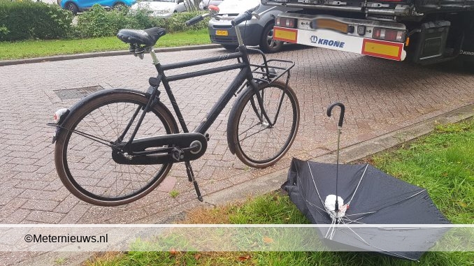 FIETSER EN VRACHTWAGEN BOTSEN IN MEPPEL5