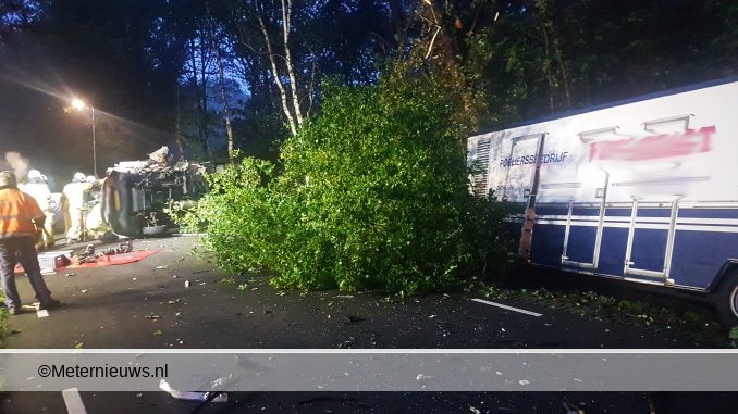 VRACHTWAGENTJE MET AANHANGER VAN DE WEG ZUIDWOLDE2