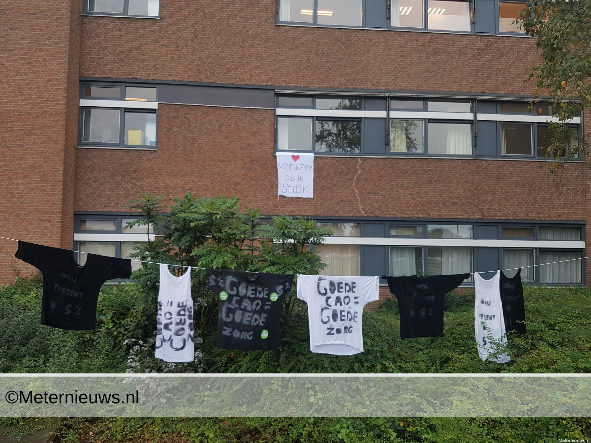 ZIEKENHUIZEBN HANGEN DE VUILE WAS BUITEN IN MEPPEL03 Meternieuws.nl