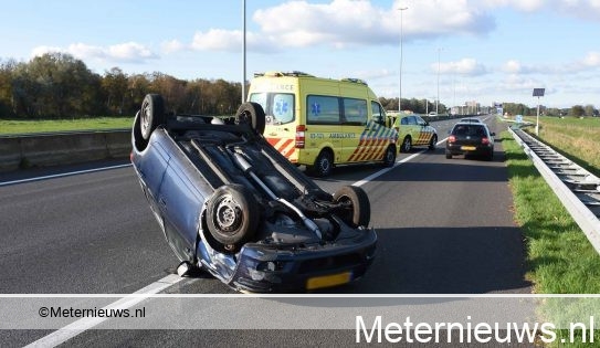 Auto over de kop bij ongeval A28. Auto over de kop bij ongeval A28.