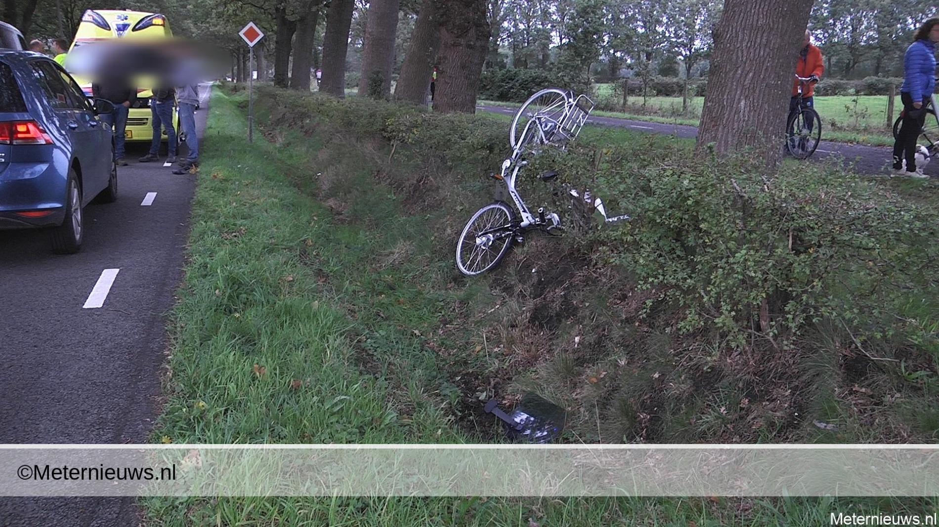 Fietser gewond na botsing tegen auto in Zuidwolde. Fietser gewond na botsing tegen auto in Zuidwolde.