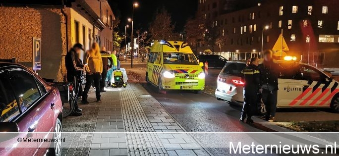 Fietser gewond naar ziekenhuis na botsing tegen auto in Hoogeveen.