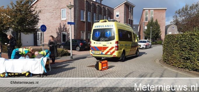 Meisje op fiets gewond na botsing tegen auto in Assen.