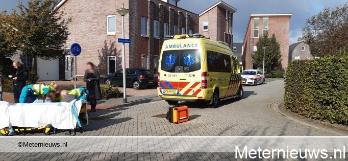 Meisje op fiets gewond na botsing tegen auto in Assen. Meisje op fiets gewond na botsing tegen auto in Assen.