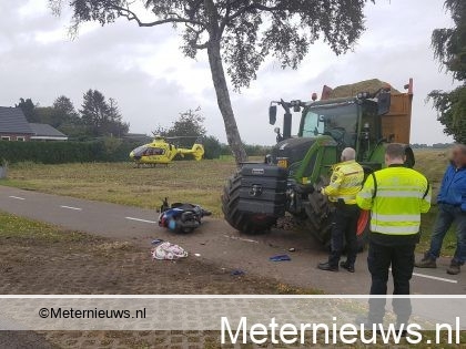 Scooterrijder ernstig gewond na botsing tegen tractor in Bargercompascuum. Scooterrijder ernstig gewond na botsing tegen tractor in Bargercompascuum.