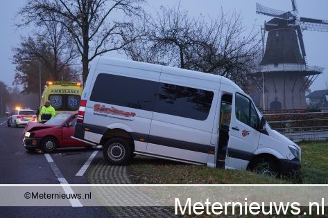 Automobiliste gewond na botsing tegen taxi in Nieuwleusen.