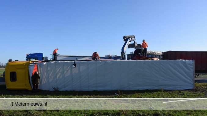 VRACHTWAGEN OP DE KANT IN WESTERBROEK