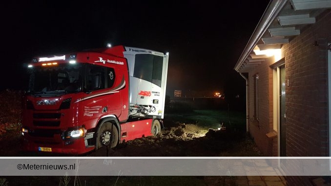 VRACHTWAGEN UIT IJSSELMUIDEN IN DWINGELOO VAN DE WEG