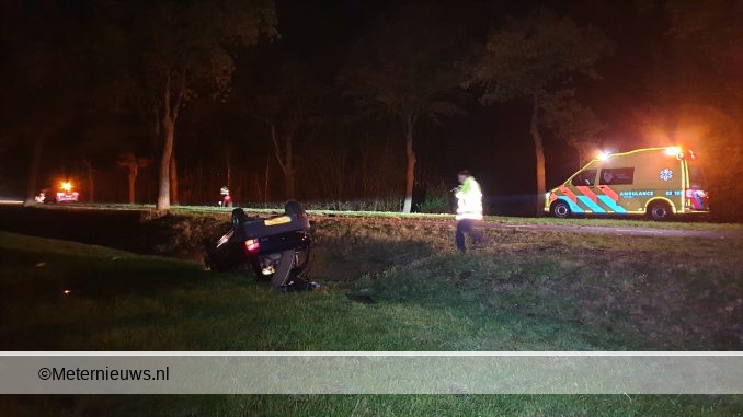 auto op de kop de sloot in Assen