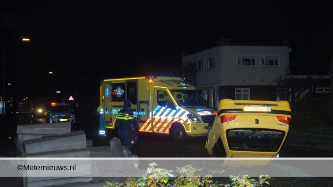 auto op de kop in Doezem