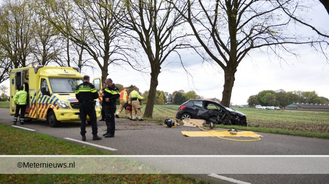 auto tegen boom Nieuw Beertaweb