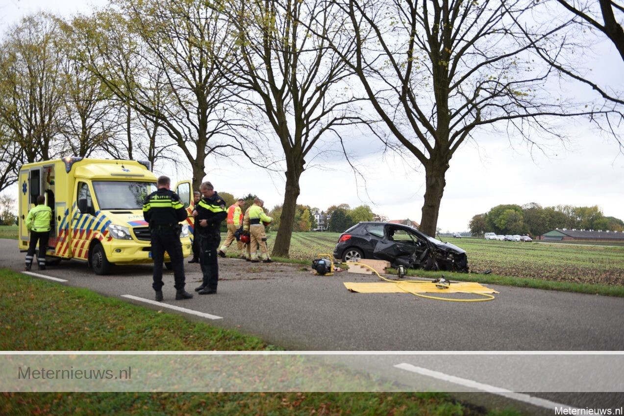 Bestuurder gewond na auto tegen boom in Nieuw Beerta (Video) |