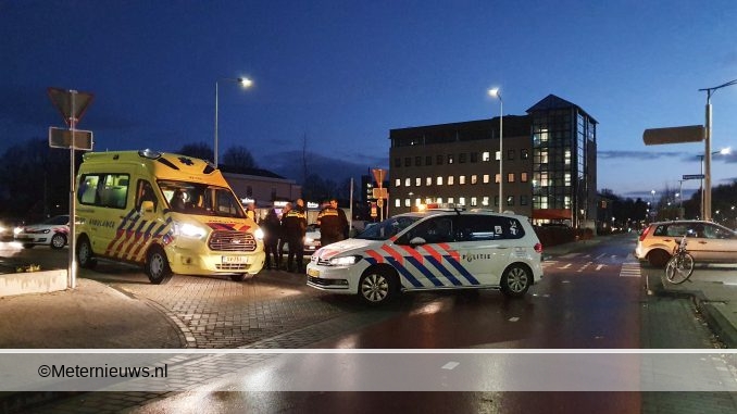 meisje gewond na bosting tegen auto in Assen