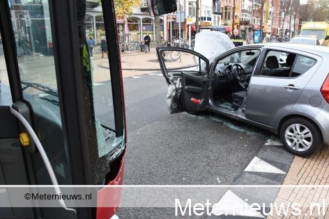 Automobiliste gewond na botsing tegen lijndienstbus in Groningen.