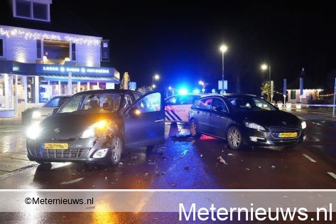 Veel schade en geen gewonden na aanrijding in Ommen. Veel schade en geen gewonden na aanrijding in Ommen.