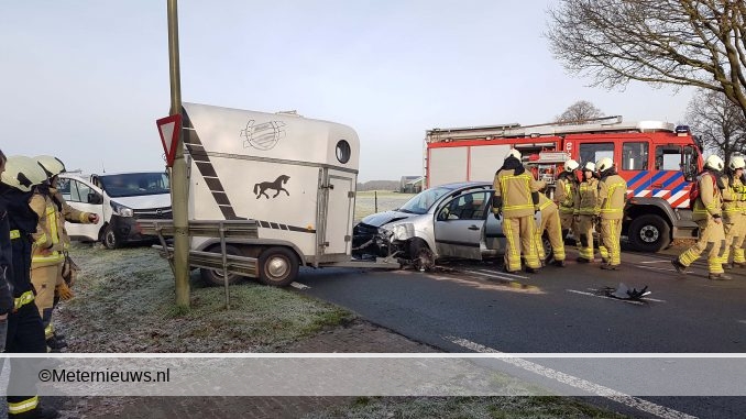 AUTO BOTST OP PAARDE TRAILER IN ERM2