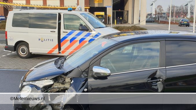 AUTO RIJDT BIJ VERLATEN PARKEERGARAGE DOOR AFSLUITEND HEKWERK IN