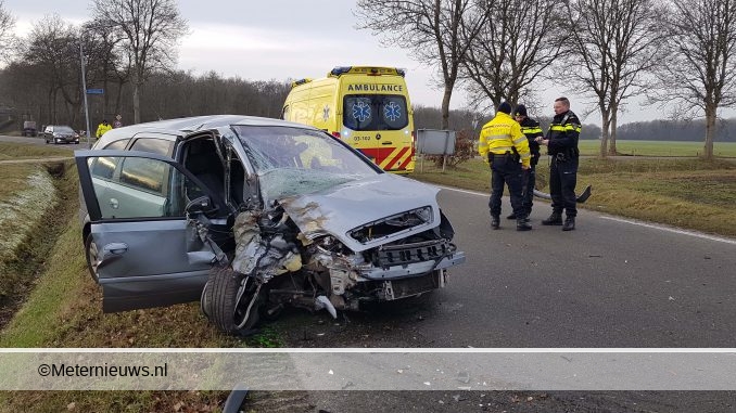 AUTO TEGEN BOOM IN WESTERBORK3
