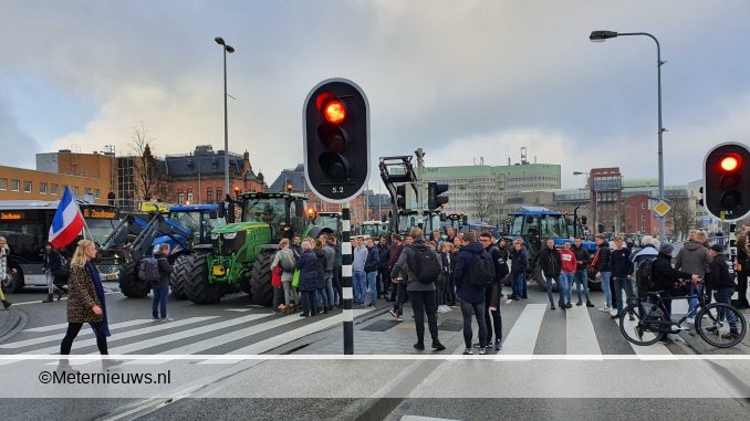 BOEEN BLOKKEREN NS STATION IN GRONINGEN