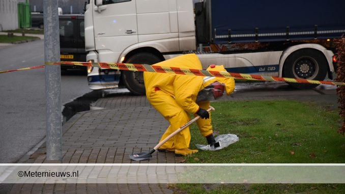 BRANDWEER CHEMISCHE PAKKEN BIJ LEKKEND VAT VRACHTWAGEN GRONINGEN