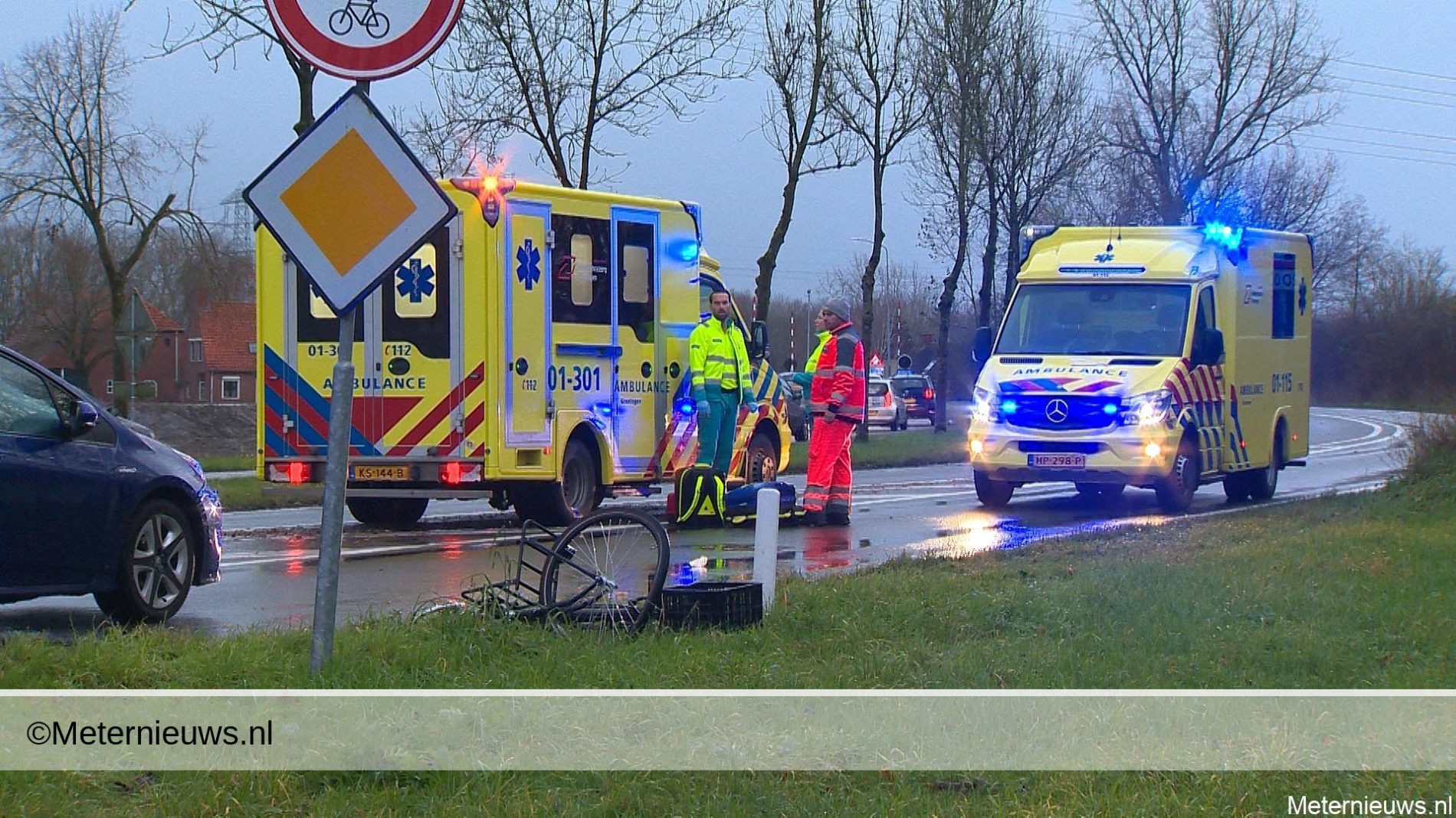 Fietser zwaar gewond na botsing tegen auto in Winschoten. Fietser zwaar gewond na botsing tegen auto in Winschoten.