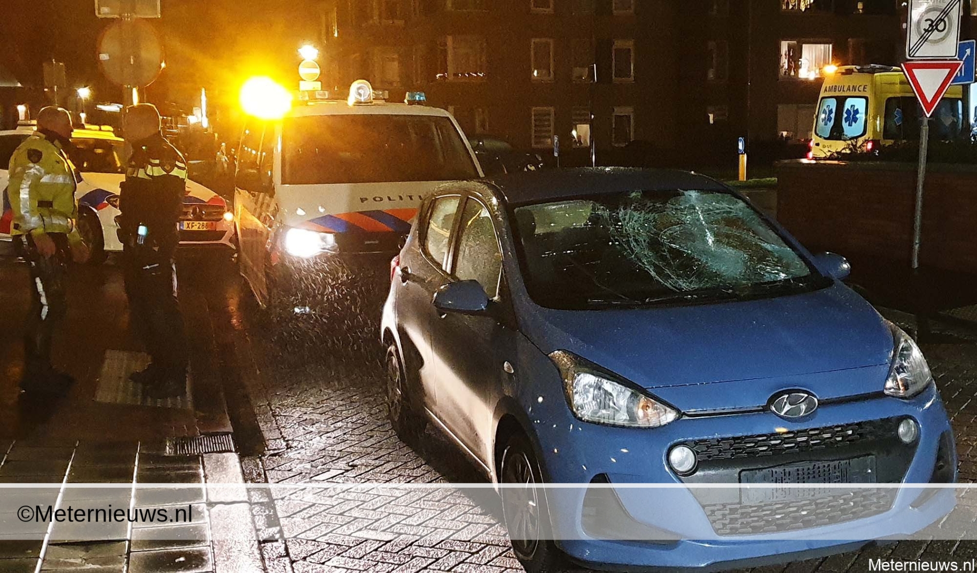 Twee personen aangereden op zebrapad Assen. Twee personen aangereden op zebrapad Assen.