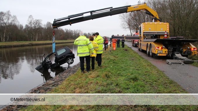 auto uit kanaal in haren