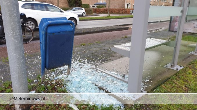 bushokje opgeblazenvuurwerkassen2