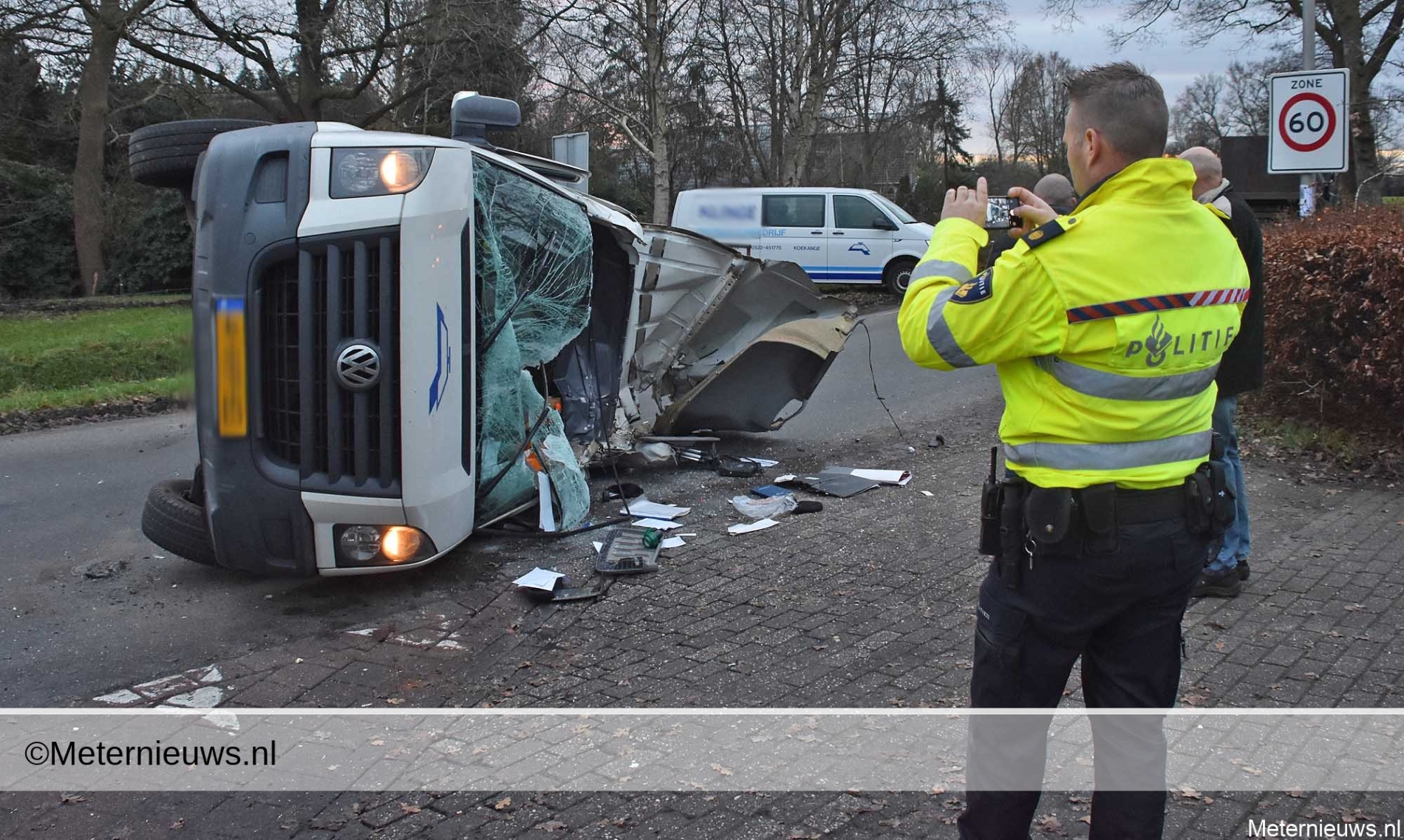 Bedrijfsbusje op de kant na ongeval Koekange. Bedrijfsbusje op de kant na ongeval Koekange.