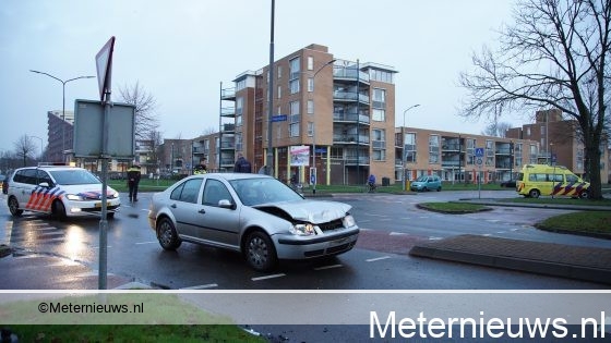 Vrouw licht gewond na aanrijding in Assen. Vrouw licht gewond na aanrijding in Assen.