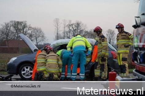 Twee gewonden na aanrijding tussen twee auto’s in Nieuwleusen.
