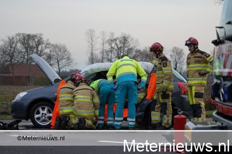 Twee gewonden na aanrijding tussen twee auto’s in Nieuwleusen. Twee gewonden na aanrijding tussen twee auto’s in Nieuwleusen.