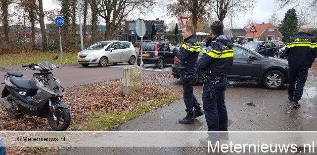 Scooterrijder raakt gewond na botsing met auto in Emmen. Scooterrijder raakt gewond na botsing met auto in Emmen.