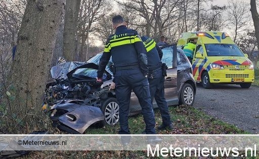 Frontaal op boom na ongeval in Ansen. Frontaal op boom na ongeval in Ansen.