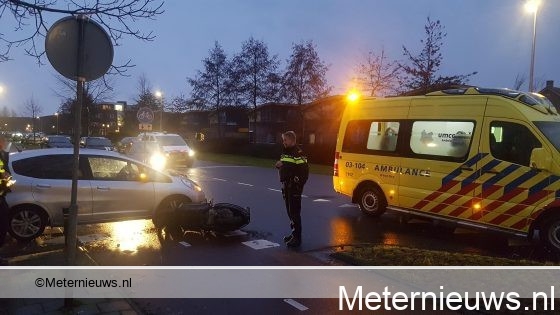Gewonde na aanrijding tussen auto en scooter in Assen. Gewonde na aanrijding tussen auto en scooter in Assen.