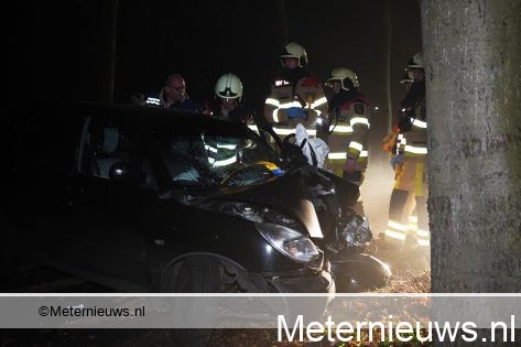 Twee gewonden na aanrijding in Dedemsvaart. Twee gewonden na aanrijding in Dedemsvaart.