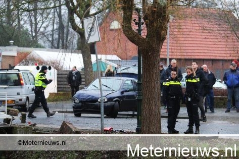 Auto schiet na aanrijding met ander voertuig kanaal in in Oude Pekela. Auto schiet na aanrijding met ander voertuig kanaal in in Oude Pekela.