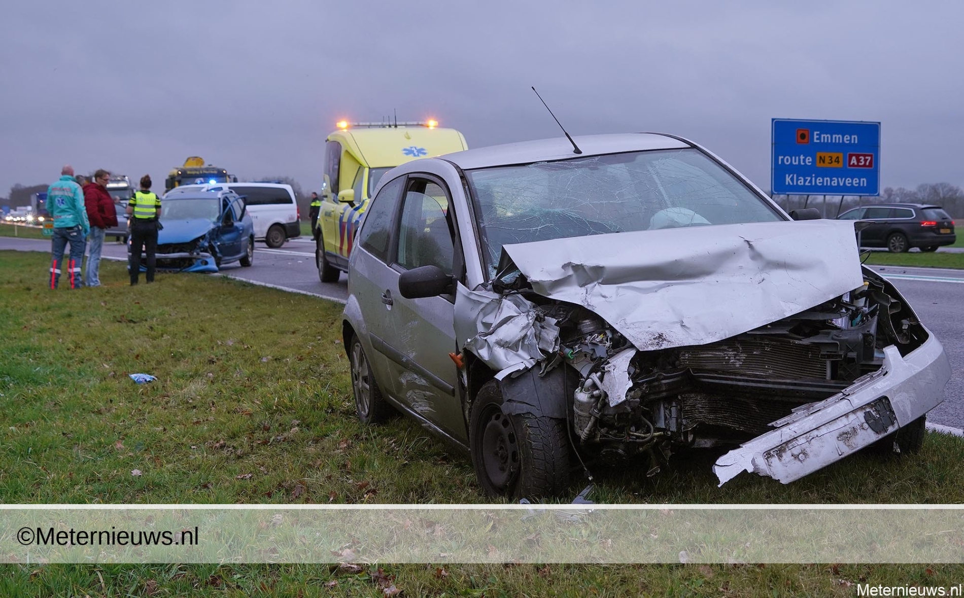 Gewonde bij ongeval N34 Emmen. Gewonde bij ongeval N34 Emmen.