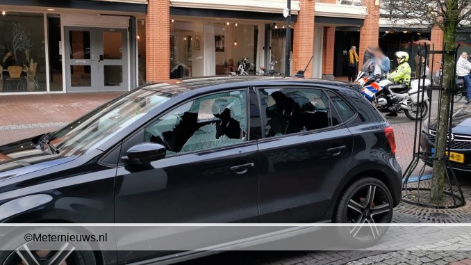 ramen auto met hamer ingeslagen in hoogeveen