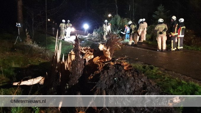 boom over de weg hooghalen
