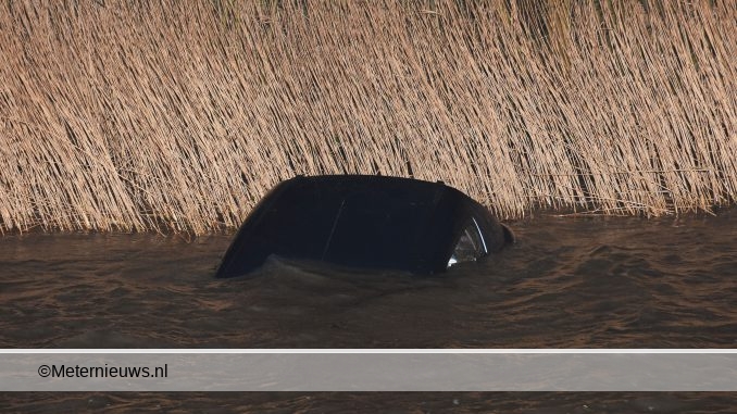 man uit Assen in Ten Boer het water in