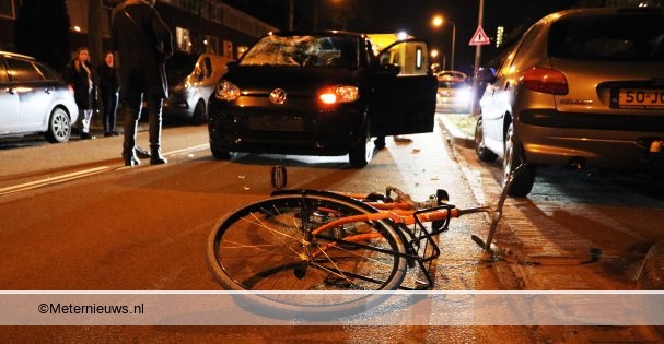 Fietser gewond na botsing tegen auto Groningen.
