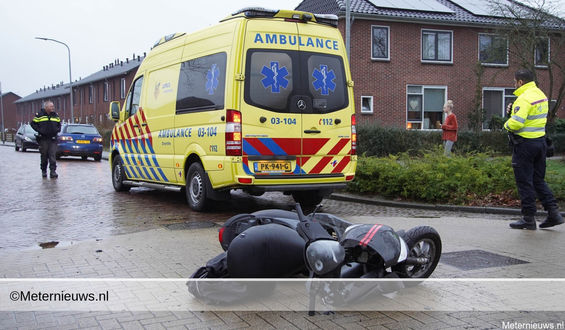 Scooterrijder vlucht na ongeval en laat bijrijder gewond achter. Scooterrijder vlucht na ongeval en laat bijrijder gewond achter.